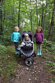 Familie Walkner bei einer Wanderung