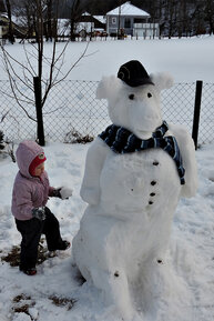 Familie Walkner beim Schneemann-Bau